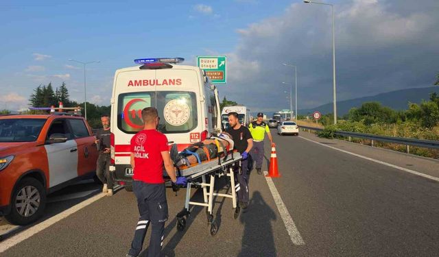 Otomobil bariyerlere saplandı: 3 yaralı
