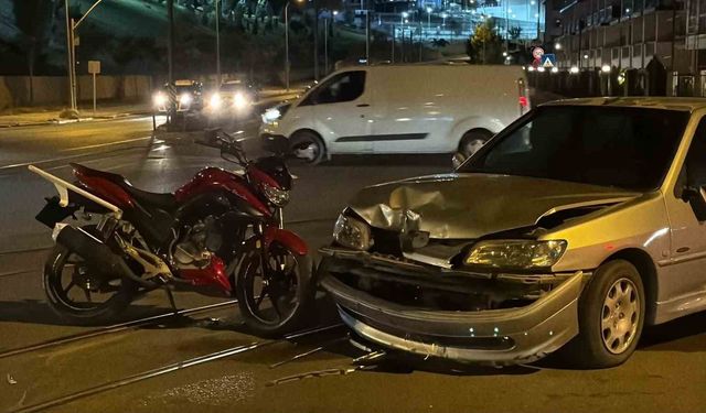 Otomobil ve motosiklet kafa kafaya çarpıştı: 2 yaralı