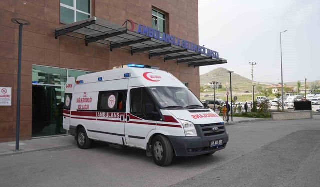 Otomobilin çarptığı motosiklet sürücüsü hayatını kaybetti