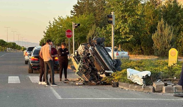 Otomobille çarpışan hafif ticari araç hurdaya döndü: 4 yaralı