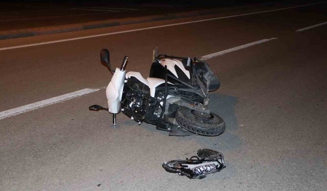 Otomobille çarpışan motosikletteki 2 kişi yaralandı