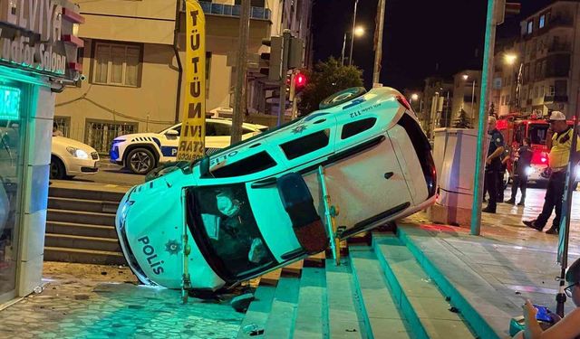 Otomobille çarpışan polis aracı yan yattı: 2'si bekçi 3 yaralı