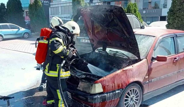 Park halindeki otomobilde çıkan yangını itfaiye söndürdü