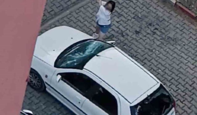 Park halindeki otomobilin camlarını kıran kadın kamerada