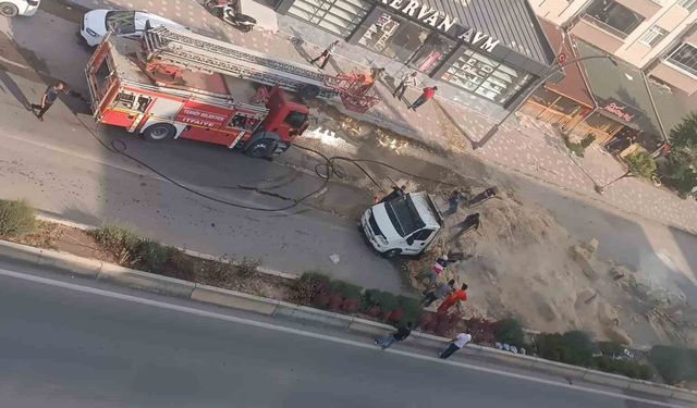 Saman yüklü kamyon alev alev yandı
