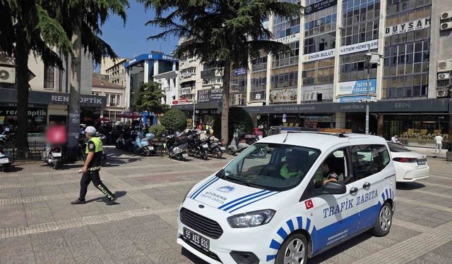 Samsun Cumhuriyet Meydanı'na park eden araçlara ceza