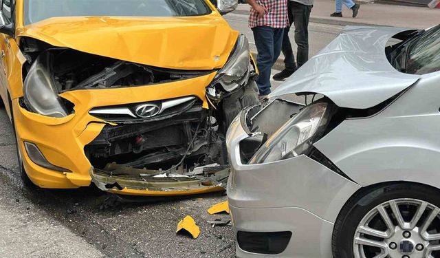 Samsun'da hafif ticari araç ile ticari taksi kafa kafaya çarpıştı: 2 yaralı