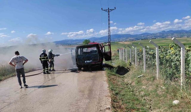 Samsun'da servis aracı yandı, geriye demir yığını kaldı