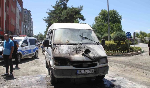 Samsun'da seyir halindeki minibüs yandı