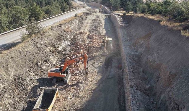 Sarıcakaya yolundaki yıkılan duvar tamir edildi, yol çalışmaları devam ediyor