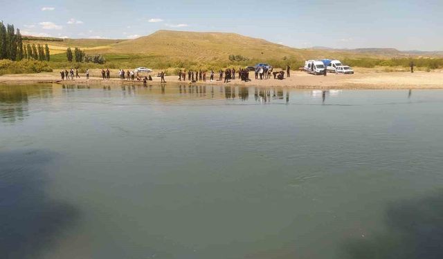 Sivas'ta serinlemek için suya giren 3 kişiden 1'i öldü, 1'i tedavi altına alınırken kayıp çocuğu arama çalışmaları sürüyor