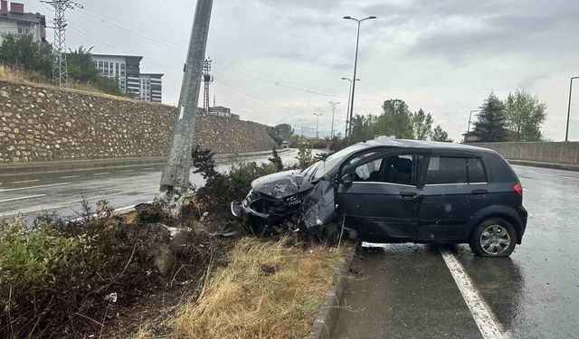 Su birikintisine kapılan araç, refüjde aydınlatma direğine çarptı: 3 yaralı