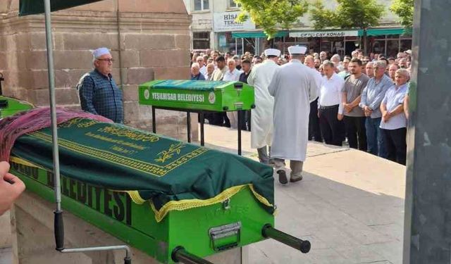 Teknenin alabora olması sonucu hayatını kaybeden 3 kişi yan yana son yolcuğuna uğurlandı