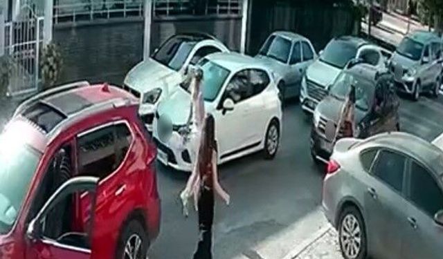 Trafikte araçtan inen 3 kadın çocuklu aileye saldırdı