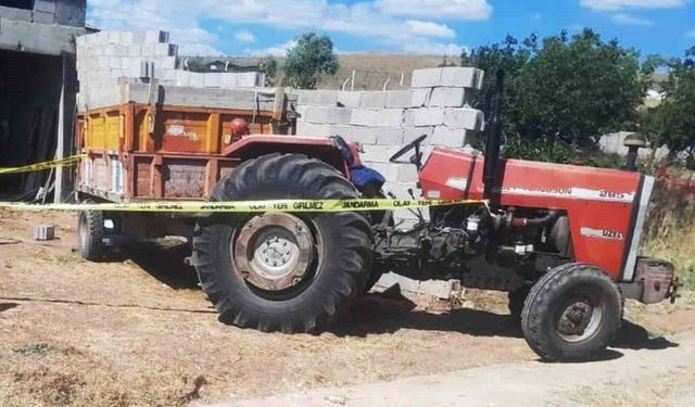 Traktör römorkundan düşen adam hayatını kaybetti
