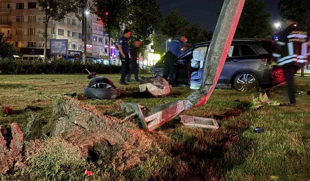 Virajı alamayan SUV tarzı araç aydınlatma direğini yerinden söktü: 1 yaralı