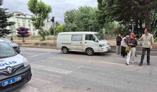 Yaya geçidinde duramayan minibüs, anneanne ve torununa çarptı