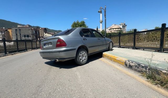 Yayaya çarpan sürücü otomobilini bırakıp kaçtı