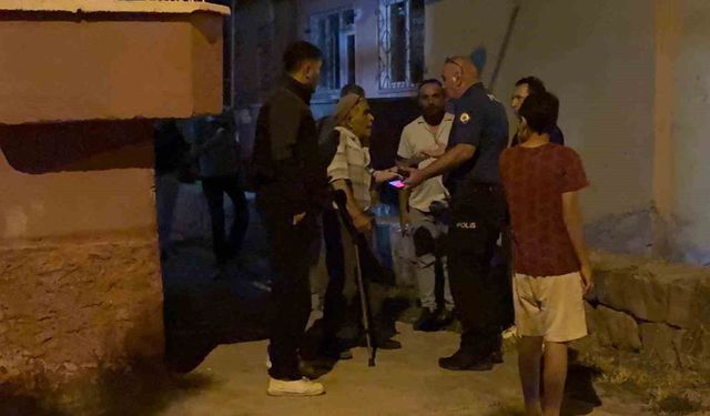 Yürümekte zorluk çeken babasının tekerlekli sandalyesini ateşe verdi