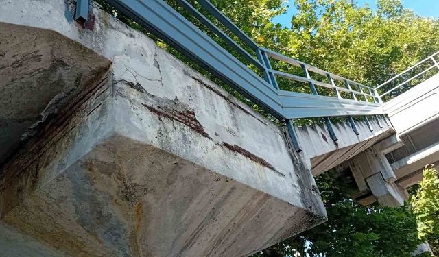 Zonguldak'ta hasar gören üst geçit, yaya ve araçları tedirgin ediyor