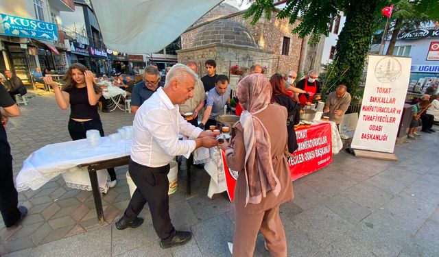 Bakkallar Odası'ndan Tokat’ta aşure ikramı