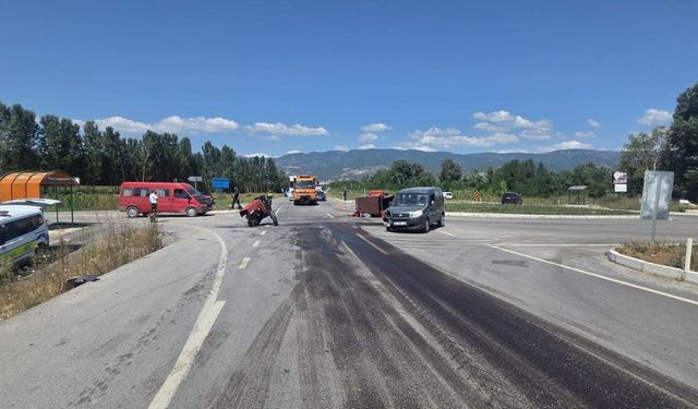 Niksar'da Feci Kaza! Traktör İkiye Bölündü, 1'i Ağır 5 Yaralı