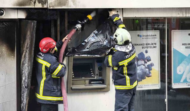 ATM'de çıkan yangın paniğe neden oldu