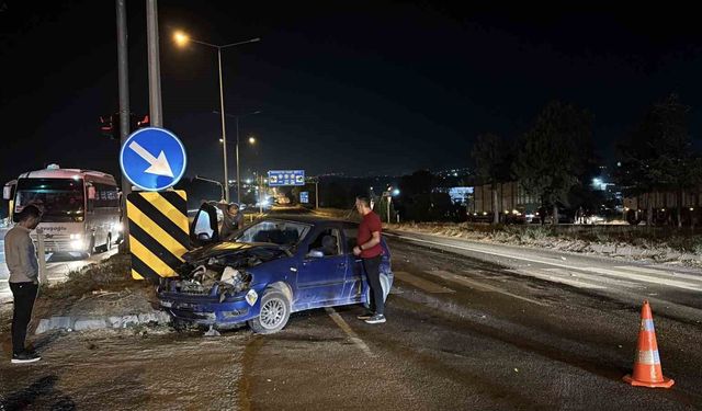 Bolu'da kırmızı ışıkta geçen otomobil kamyonla çarpıştı