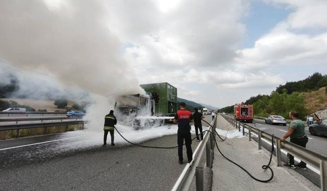 Bolu'da seyir halindeki tır alevlere teslim oldu
