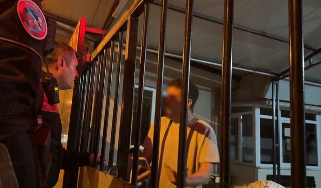 Elini yıkamaya girdiği camide kilitli kalan vatandaş taş atarak yardım istedi