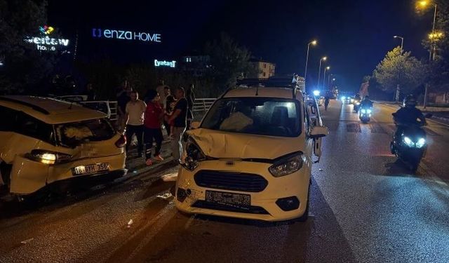 Karabük'te hafif ticari araç otomobile çarptı: 7 yaralı