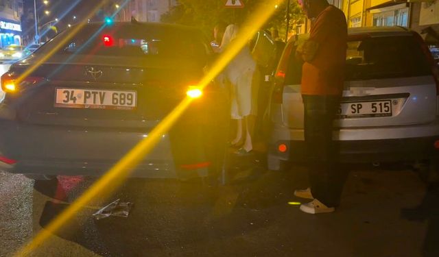 Kontrolden çıkan otomobil park halindeki araçlara çarptı: 3 araçta hasar oluştu