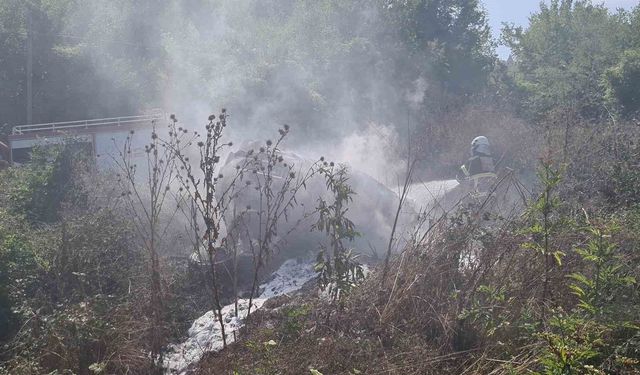 Otomobil durağa çarpıp takla attı: Yangın çıkan otomobilin sürücüsünü jandarma alevlerin arasından kurtardı
