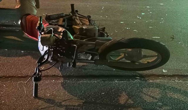 Otomobille çarpışan plakasız motosikletteki iki şahıs toparlayarak kaçtı