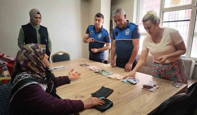 Parkta dilenen yaşlı kadının üzerinden deste deste para çıktı