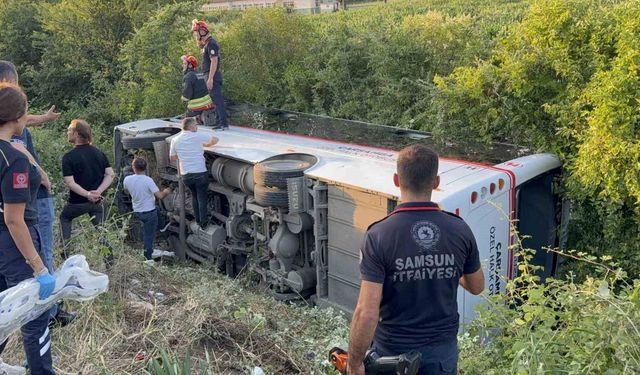Samsun'da özel halk otobüsü devrildi: 21 yaralı