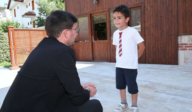7 Yaşındaki Güvenç’in Örnek Davranışına Başkan Yazıcıoğlu’ndan Takdir ve Hediye