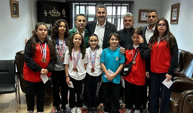 Madalyalı Minik Güreşçilere Eyüp Eroğlu’ndan ödül
