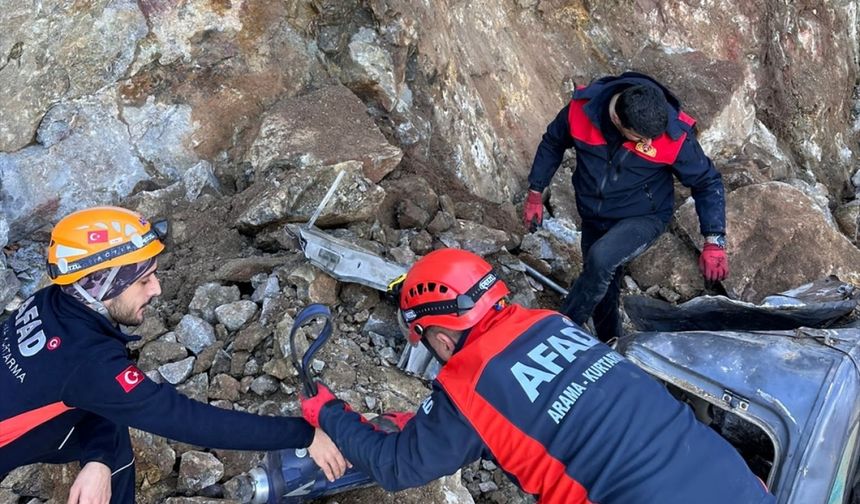 Karabük'te üzerine kaya düşen iş makinesinin operatörü hayatını kaybetti