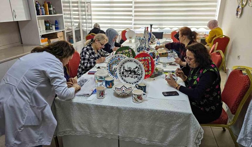 Tokat’ta kadınlar çini sanatıyla hem hobi hem meslek ediniyor