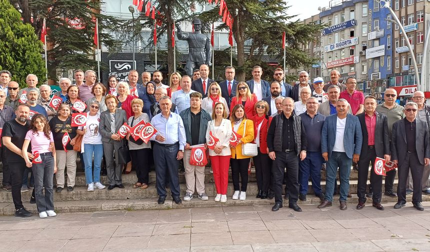 CHP Tokat İl Başkanlığı Atatürk Anıtı'na Çelenk Sunarak 23 Nisan'ı Kutladı