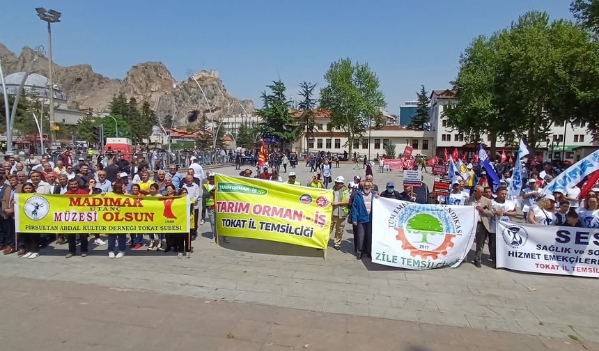 Tokat Cumhuriyet Meydanı'nda Yüzlerce Kişi 1 Mayıs Emek ve Dayanışma Günü'nü Kutladı