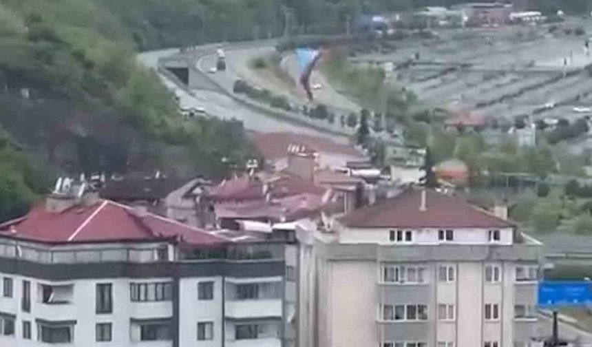 Trabzon’da fırtına dev Trabzonspor bayrağını uçurdu