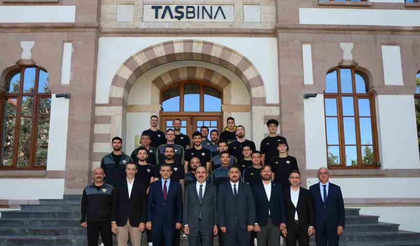 Türkiye Basketbol Ligi’ne yükselen takım, Başkan Altay’ı ziyaret etti