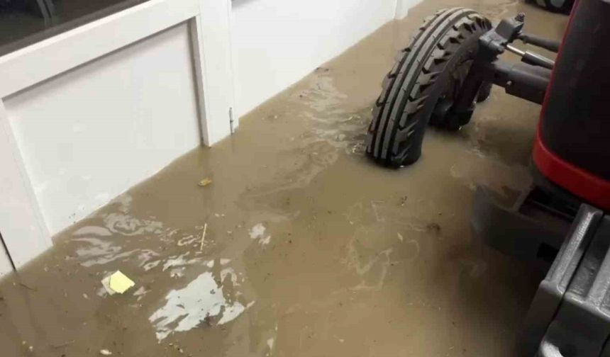 Zile’de ev ve iş yerleri sular altında kaldı: Vatandaşlar kendi çabalarıyla suyu tahliye etmeye çalıştı