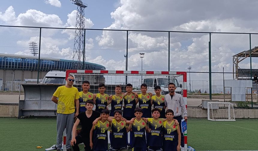 Tokat Atatürk Ortaokulu Çim Hokeyi Takımı Türkiye Şampiyonasına Katılmaya Hak Kazandı