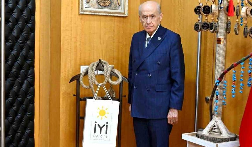 MHP Lideri Bahçeli, Dervişoğlu’nun kürsüden fırlattığı ipi odasına astı