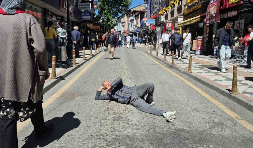 Araç trafiğine kapanan caddede ilginç görüntüler
