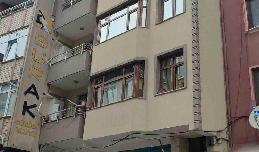Çatıdan düşen kalaslar paniğe neden oldu