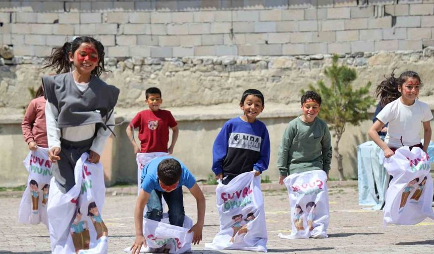 Köy okulunda öğrenciler unutulmaya yüz tutan 23 Nisan oyunlarıyla eğlendi